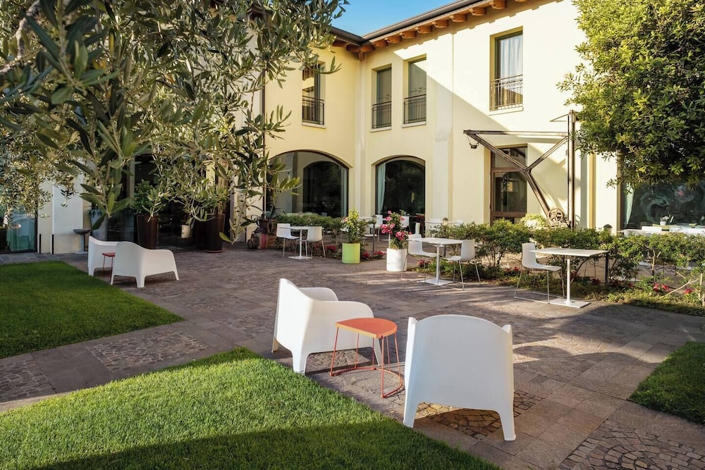 The Ziba Hotel & Spa — Hotel building in Peschiera del Garda, Veneto