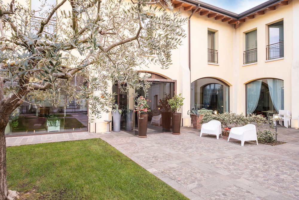 The Ziba Hotel & Spa — Hotel building in Peschiera del Garda, Veneto