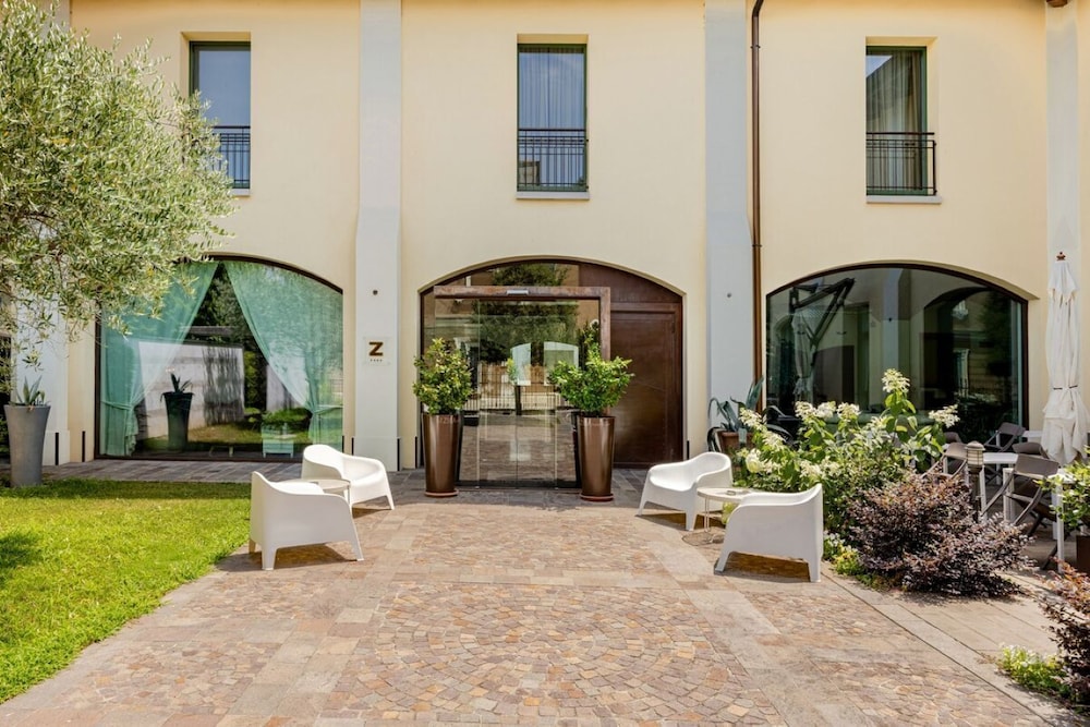 The Ziba Hotel & Spa — Hotel building in Peschiera del Garda, Veneto