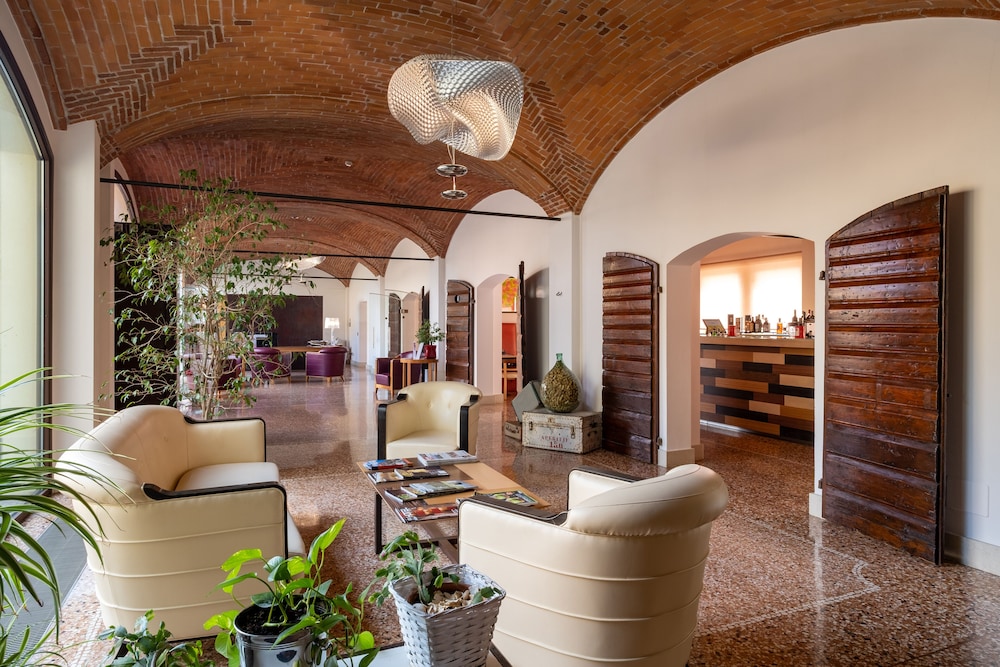 The Ziba Hotel & Spa — Hotel building in Peschiera del Garda, Veneto