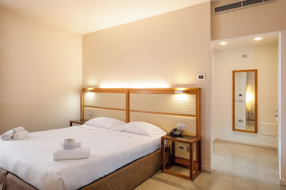 The Ziba Hotel & Spa — Hotel rooms in Peschiera del Garda, Veneto