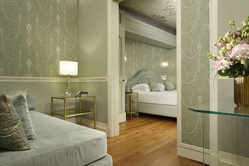 San Firenze Suites & Spa — Hotel rooms in Florence, Tuscany