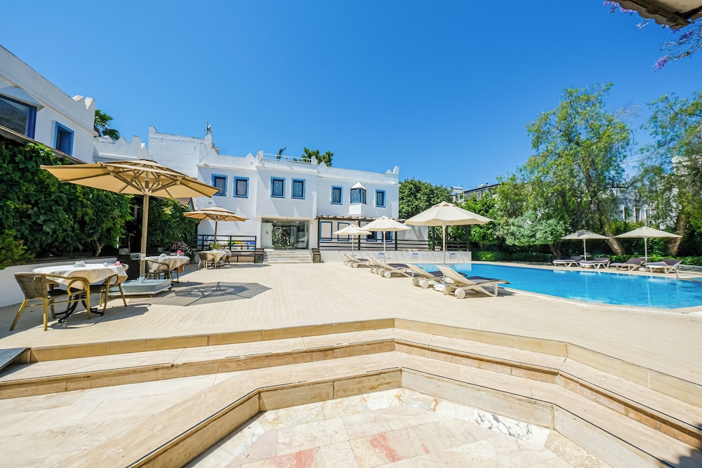 Otel Atrium — Swimming pool in Bodrum, Mugla