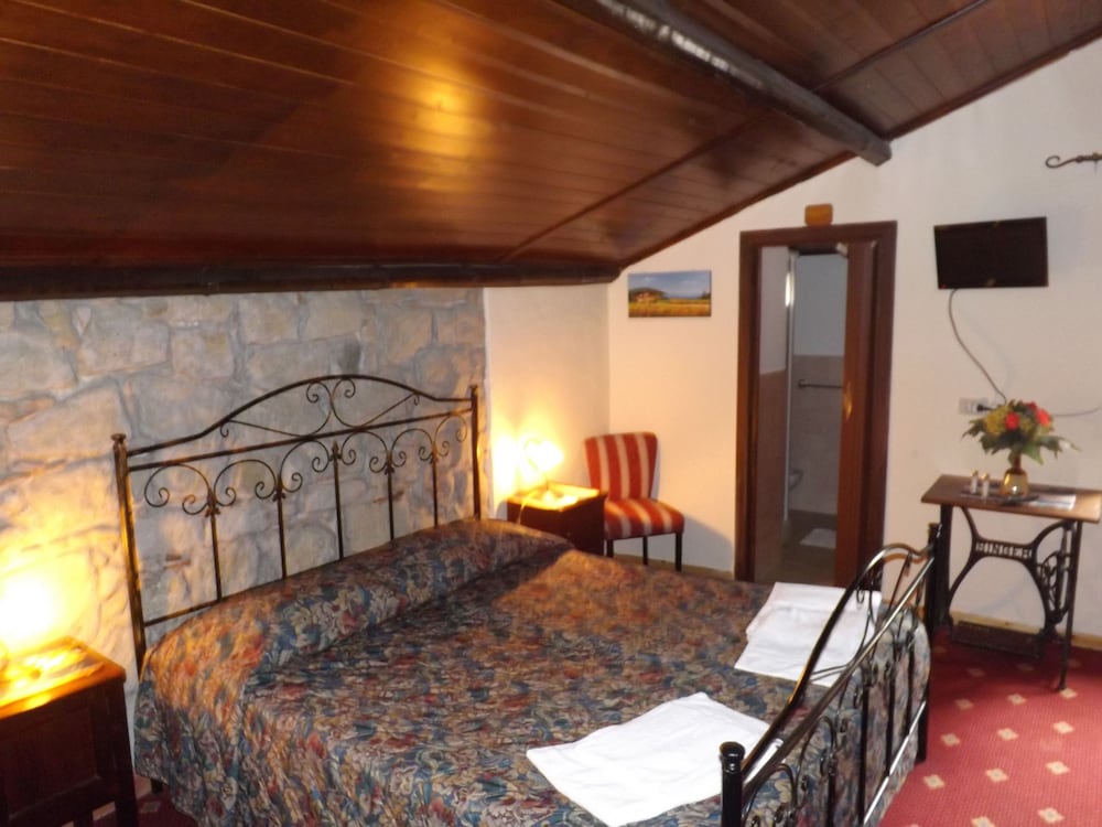 Albergo Diffuso Borgo Santa Caterina "Quartiere Ebraico" — Hotel rooms in Castiglione di Sicilia, Sicily