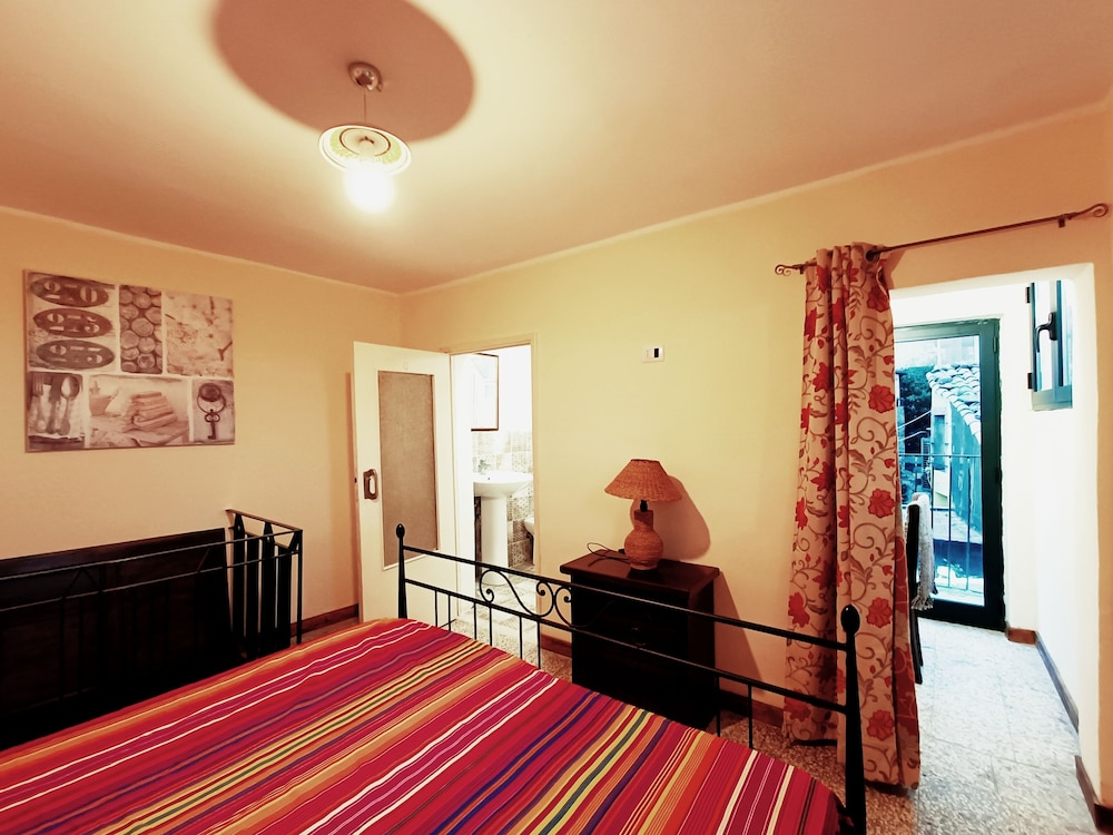 Albergo Diffuso Borgo Santa Caterina "Quartiere Ebraico" — Hotel rooms in Castiglione di Sicilia, Sicily