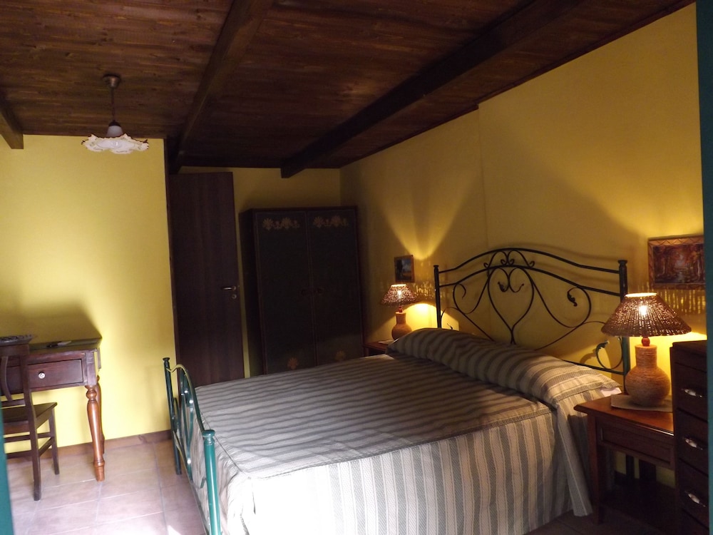 Albergo Diffuso Borgo Santa Caterina "Quartiere Ebraico" — Hotel rooms in Castiglione di Sicilia, Sicily