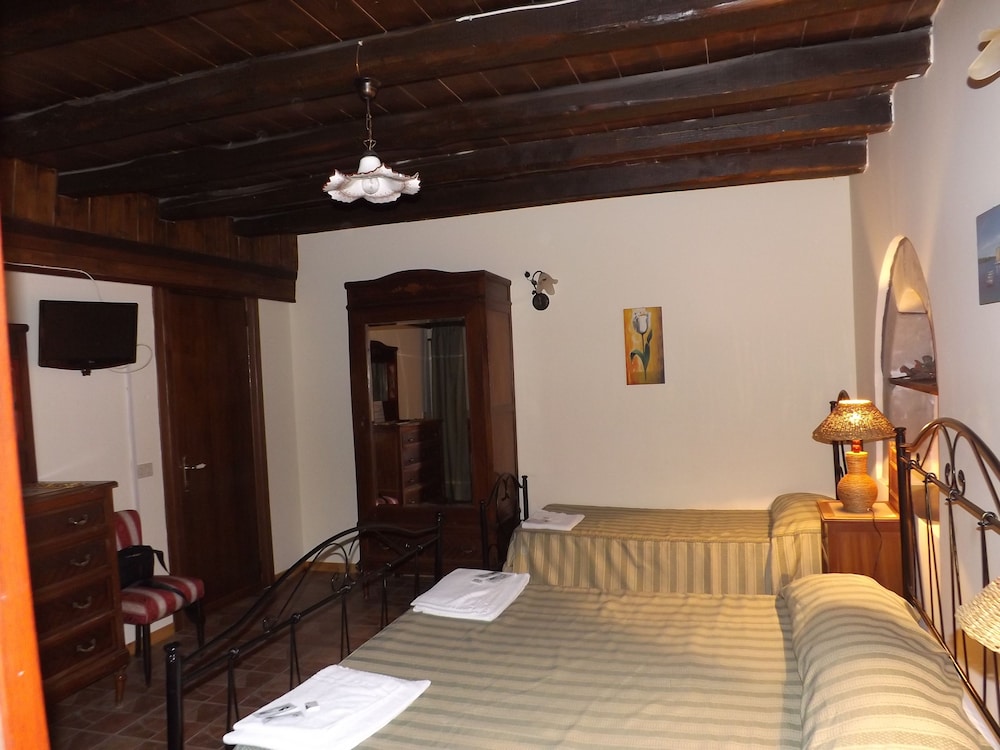 Albergo Diffuso Borgo Santa Caterina "Quartiere Ebraico" — Hotel rooms in Castiglione di Sicilia, Sicily
