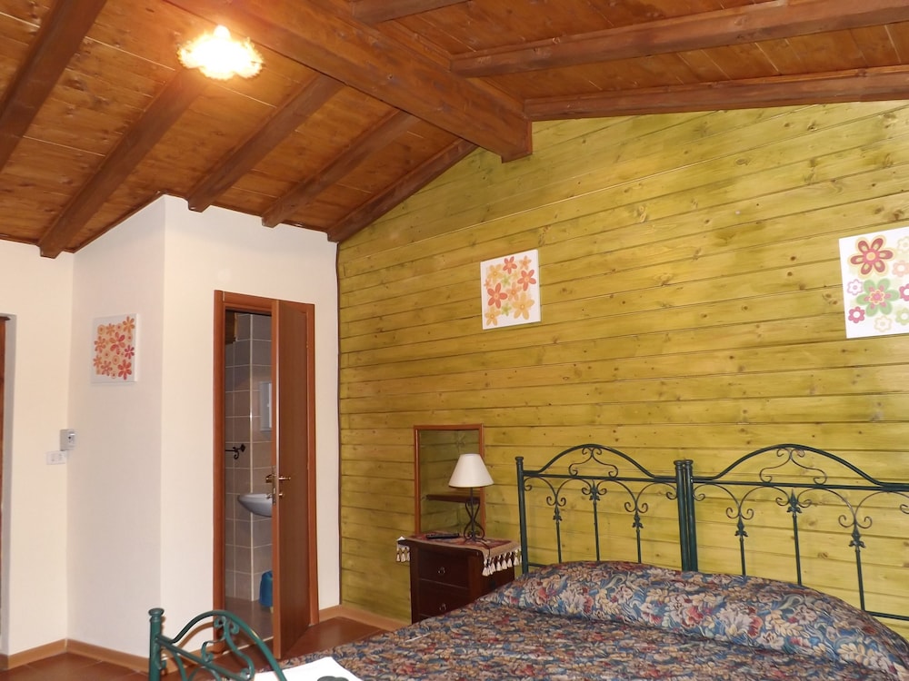 Albergo Diffuso Borgo Santa Caterina "Quartiere Ebraico" — Hotel rooms in Castiglione di Sicilia, Sicily