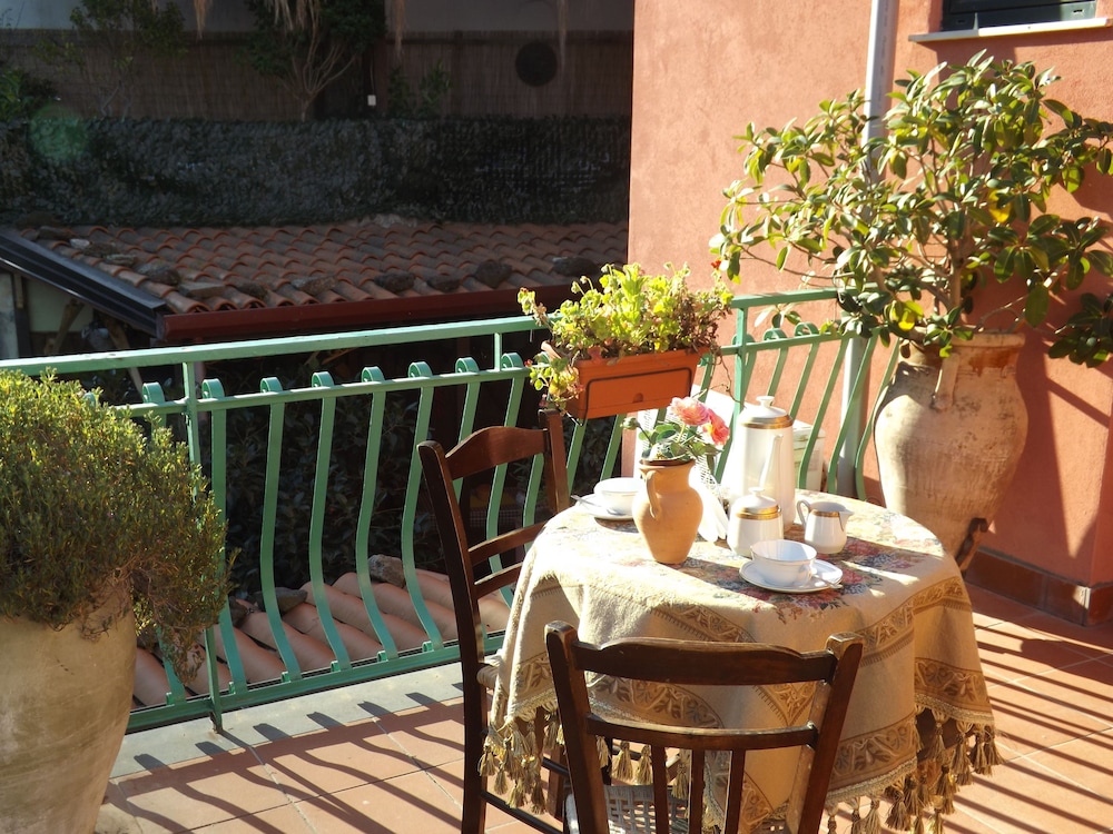 Albergo Diffuso Borgo Santa Caterina "Quartiere Ebraico" — Hotel building in Castiglione di Sicilia, Sicily
