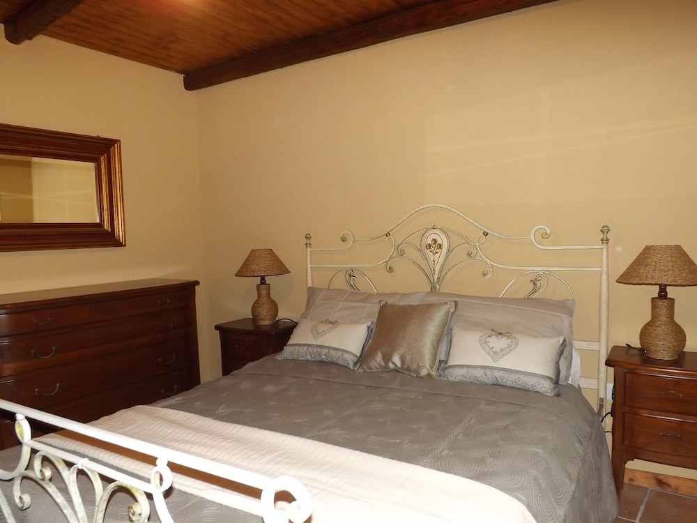 Albergo Diffuso Borgo Santa Caterina "Quartiere Ebraico" — Hotel rooms in Castiglione di Sicilia, Sicily