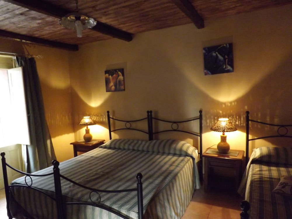 Albergo Diffuso Borgo Santa Caterina "Quartiere Ebraico" — Hotel rooms in Castiglione di Sicilia, Sicily