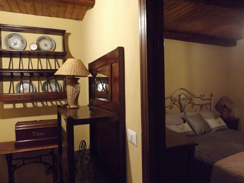 Albergo Diffuso Borgo Santa Caterina "Quartiere Ebraico" — Hotel rooms in Castiglione di Sicilia, Sicily