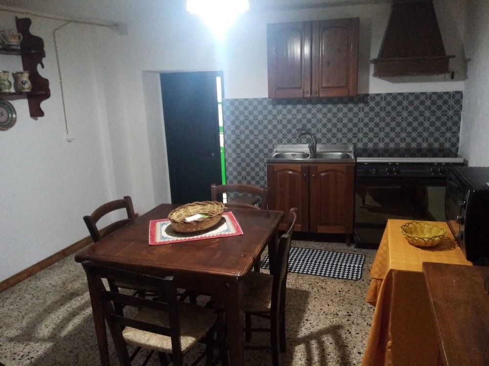 Albergo Diffuso Borgo Santa Caterina "Quartiere Ebraico" — Hotel rooms in Castiglione di Sicilia, Sicily
