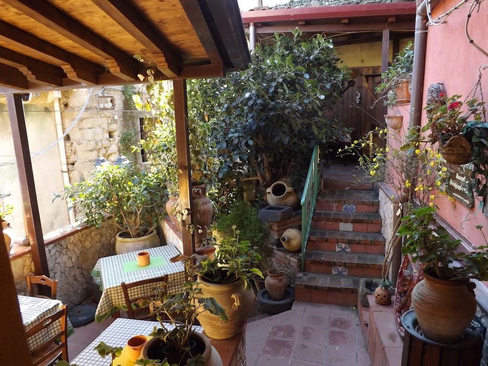 Albergo Diffuso Borgo Santa Caterina "Quartiere Ebraico" — Hotel building in Castiglione di Sicilia, Sicily