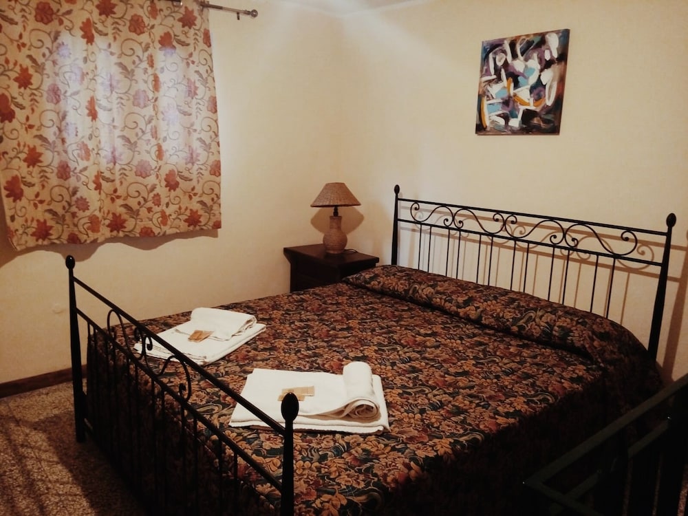 Albergo Diffuso Borgo Santa Caterina "Quartiere Ebraico" — Hotel rooms in Castiglione di Sicilia, Sicily