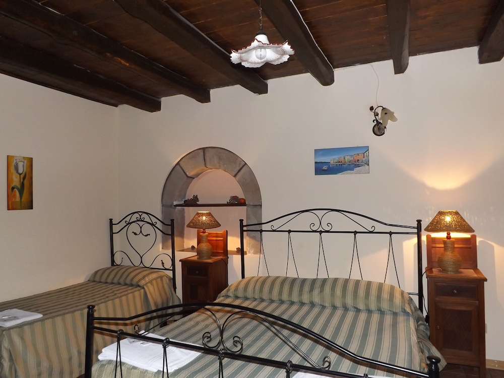 Albergo Diffuso Borgo Santa Caterina "Quartiere Ebraico" — Hotel rooms in Castiglione di Sicilia, Sicily