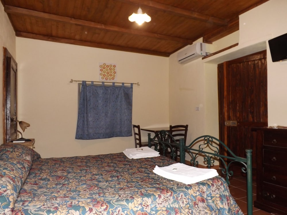 Albergo Diffuso Borgo Santa Caterina "Quartiere Ebraico" — Hotel rooms in Castiglione di Sicilia, Sicily
