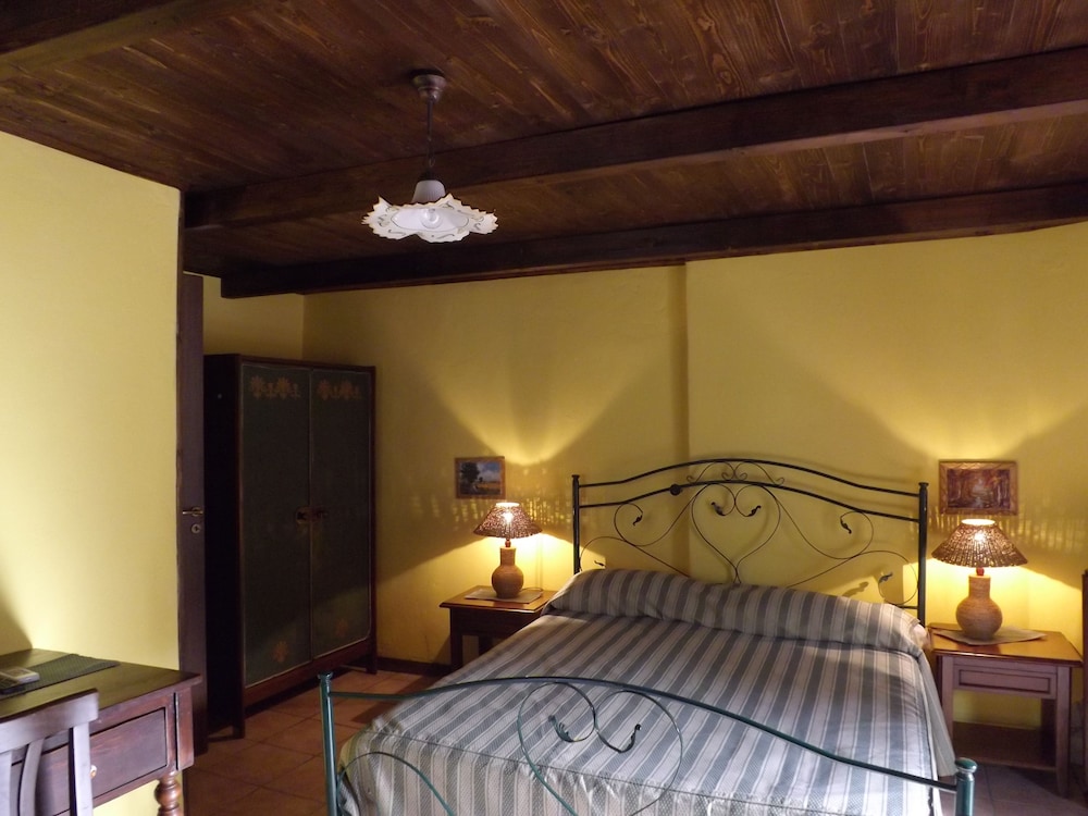 Albergo Diffuso Borgo Santa Caterina "Quartiere Ebraico" — Hotel rooms in Castiglione di Sicilia, Sicily