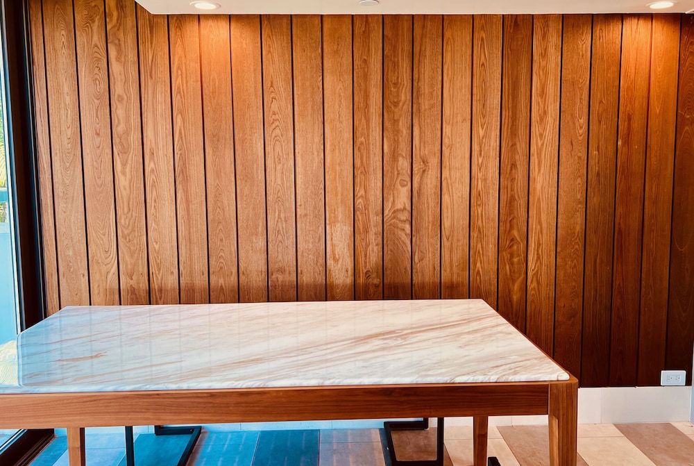 Hotel La Croix — Restaurant & bars in Honolulu, Hawaii