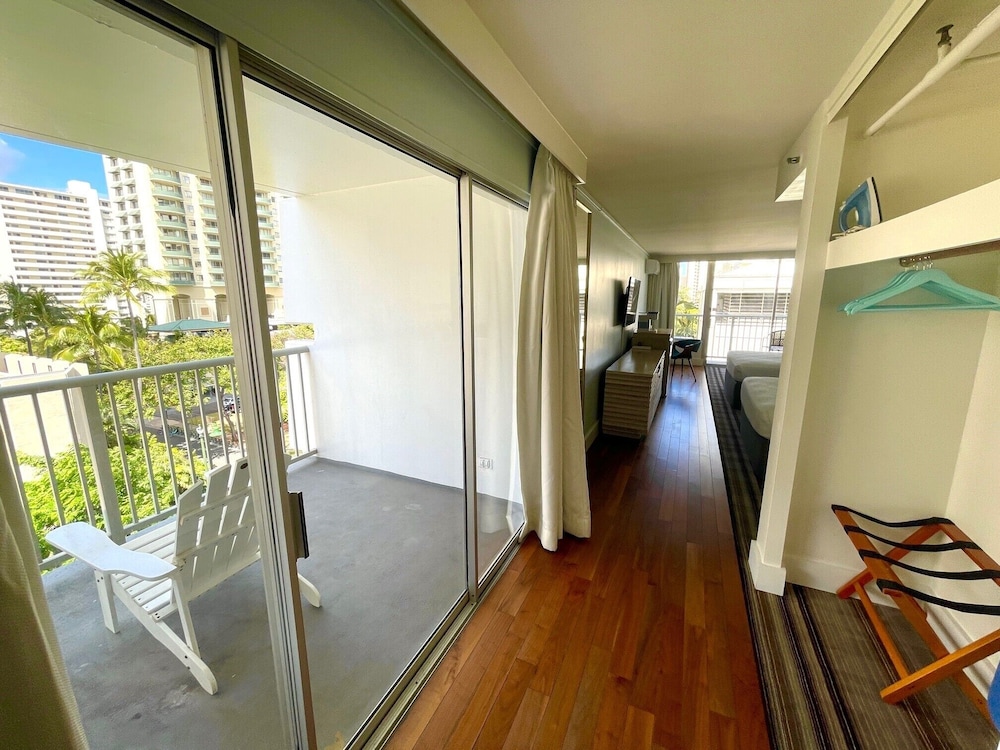 Hotel La Croix — Hotel rooms in Honolulu, Hawaii