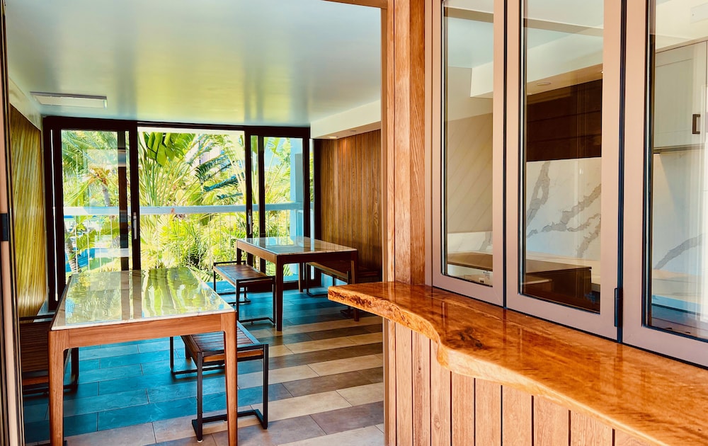 Hotel La Croix — Restaurant & bars in Honolulu, Hawaii