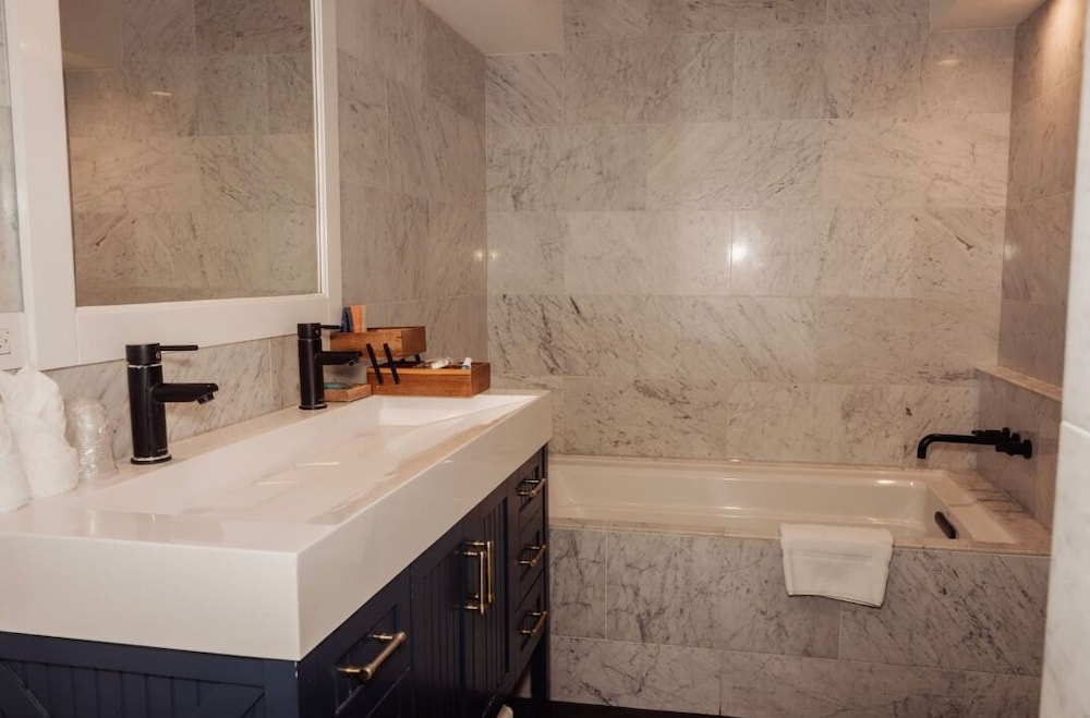 Hotel La Croix — Hotel rooms in Honolulu, Hawaii
