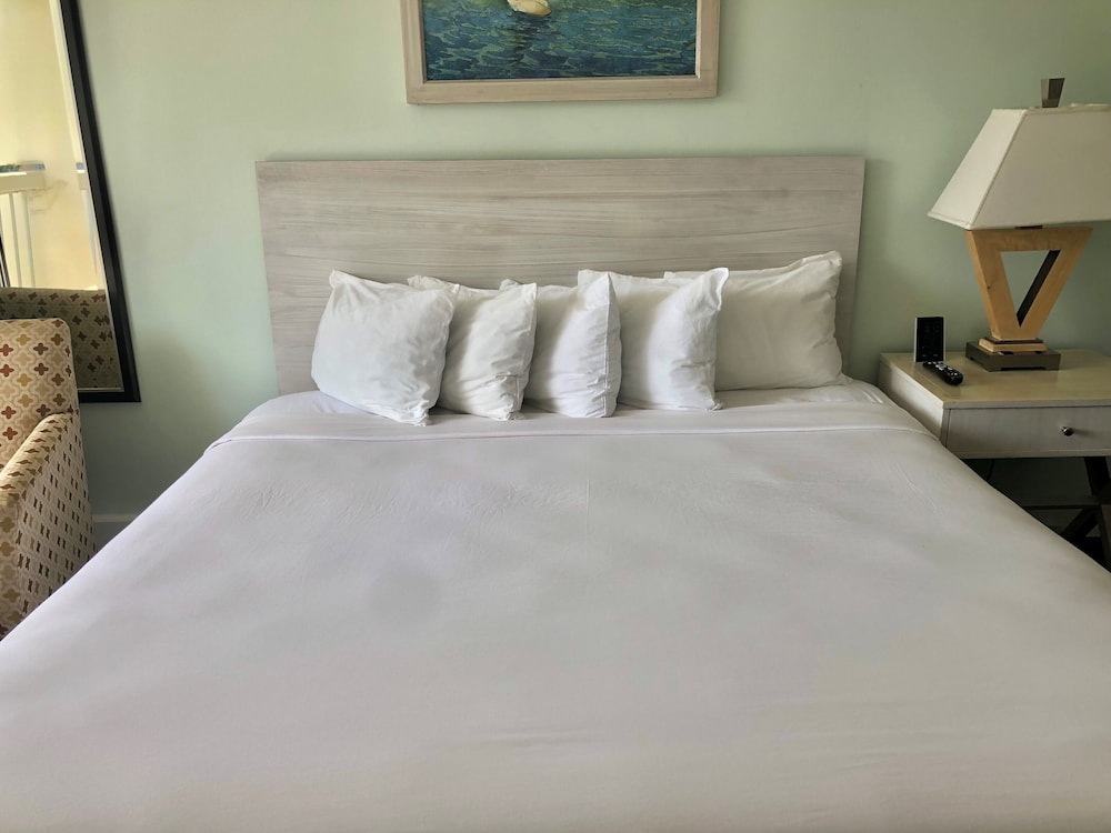 Hotel La Croix — Hotel rooms in Honolulu, Hawaii