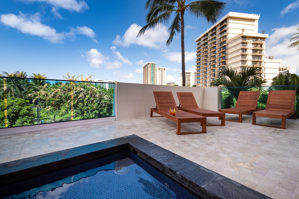 Hotel La Croix — Swimming pool in Honolulu, Hawaii