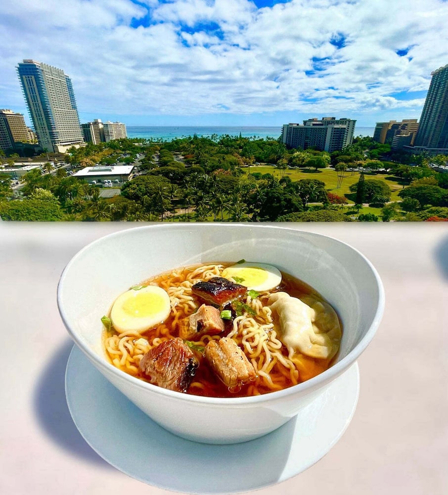 Hotel La Croix — Restaurant & bars in Honolulu, Hawaii