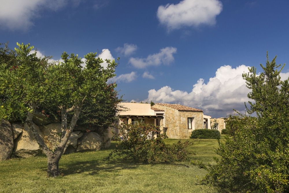 Resort Grande Baia — Hotel building in San Teodoro, Sardinia