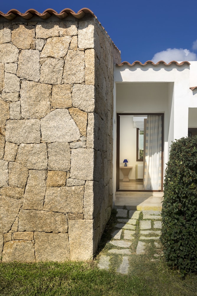 Resort Grande Baia — Hotel building in San Teodoro, Sardinia
