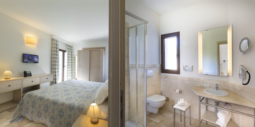 Resort Grande Baia — Hotel rooms in San Teodoro, Sardinia