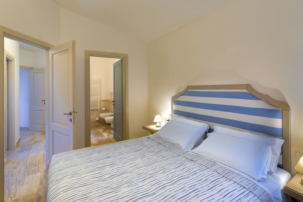 Resort Grande Baia — Hotel rooms in San Teodoro, Sardinia
