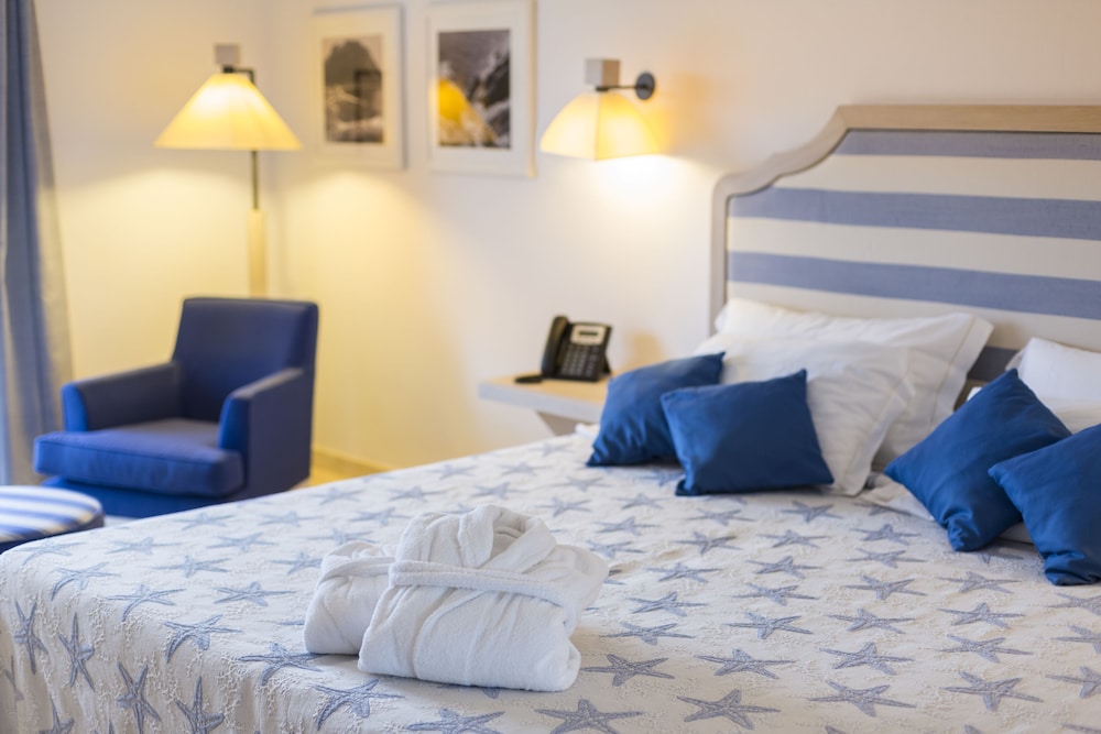 Resort Grande Baia — Hotel rooms in San Teodoro, Sardinia