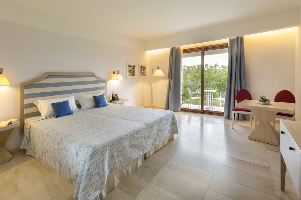 Resort Grande Baia — Hotel rooms in San Teodoro, Sardinia
