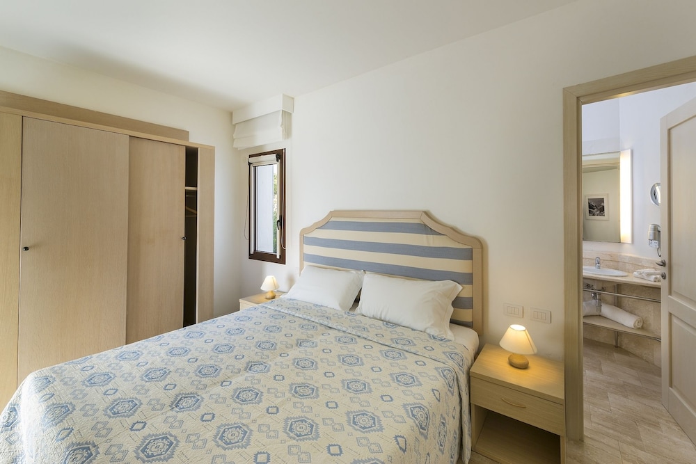 Resort Grande Baia — Hotel rooms in San Teodoro, Sardinia