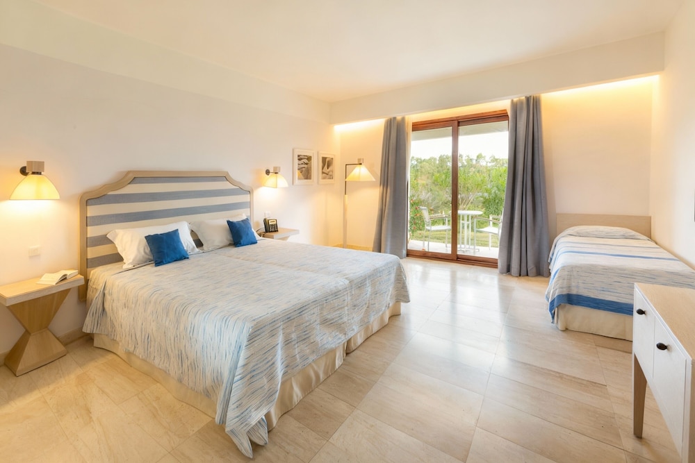 Resort Grande Baia — Hotel rooms in San Teodoro, Sardinia