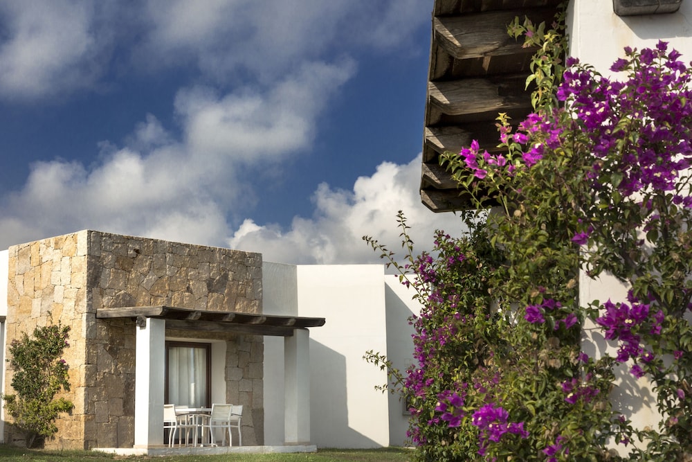 Resort Grande Baia — Hotel building in San Teodoro, Sardinia