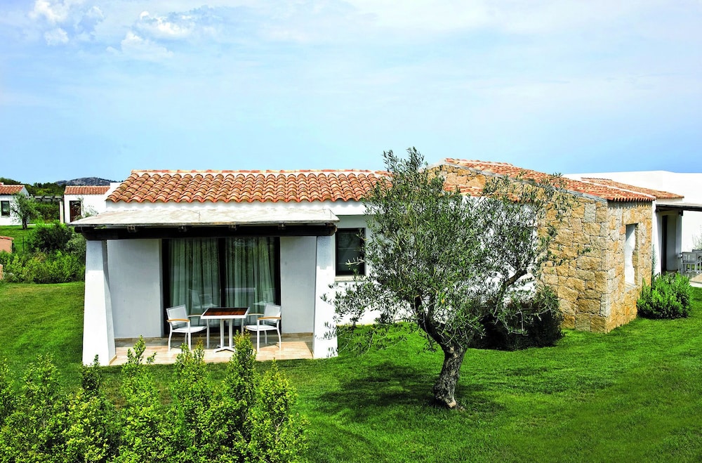 Resort Grande Baia — Hotel building in San Teodoro, Sardinia