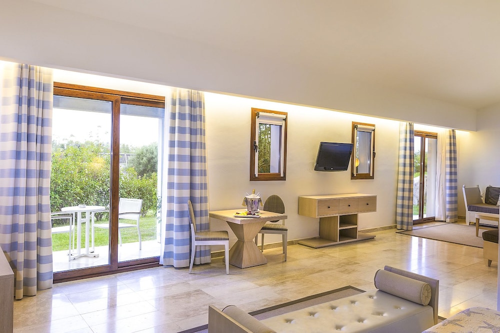 Resort Grande Baia — Hotel rooms in San Teodoro, Sardinia