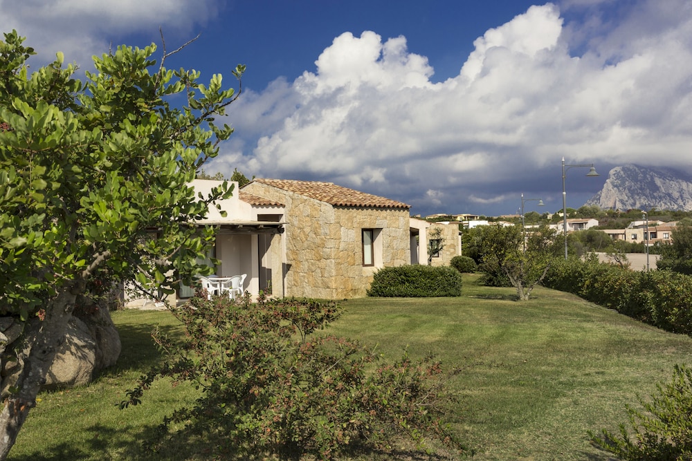 Resort Grande Baia — Hotel building in San Teodoro, Sardinia