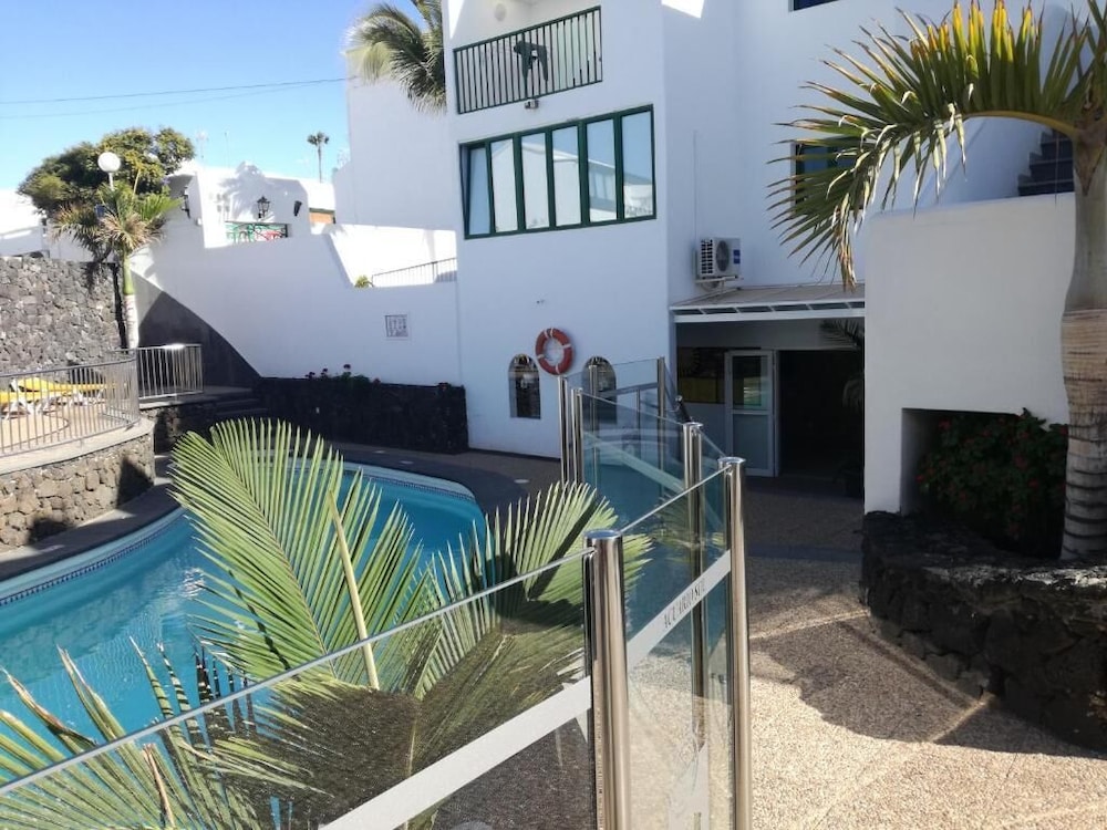 Apartamentos Acuario Sol — Hotel building in Puerto del Carmen, Canary Islands