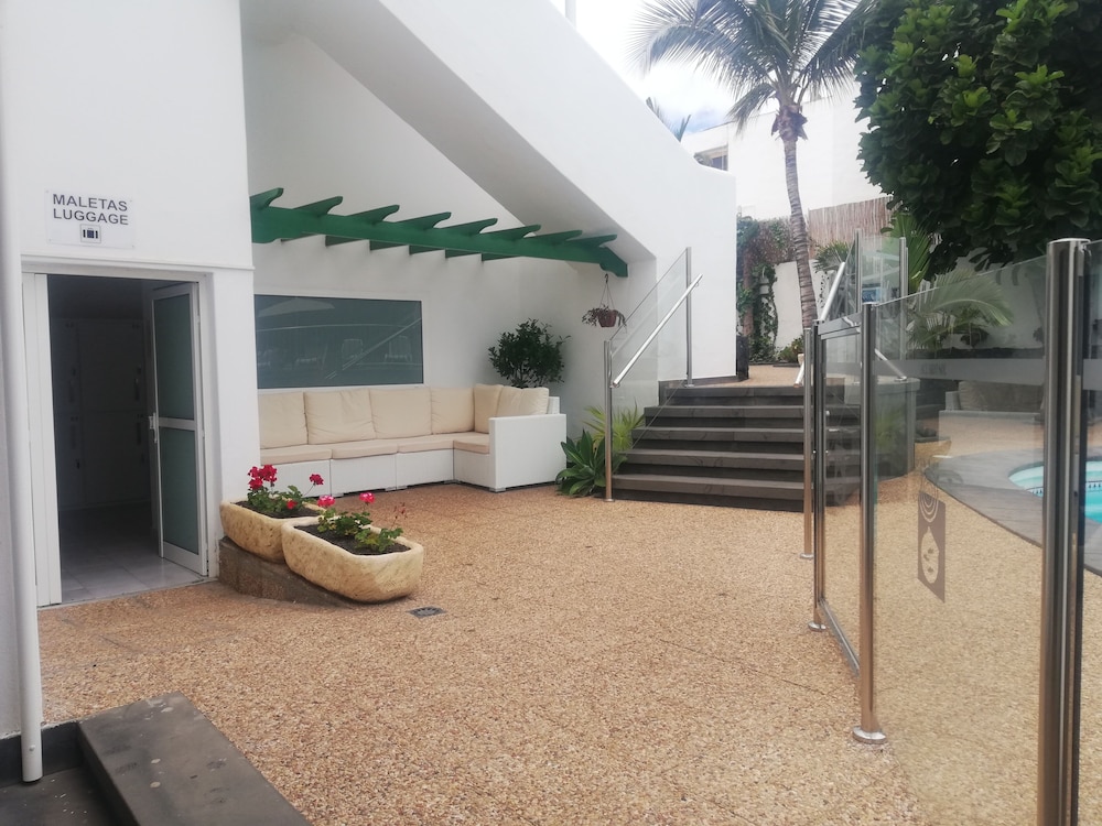 Apartamentos Acuario Sol — Hotel building in Puerto del Carmen, Canary Islands