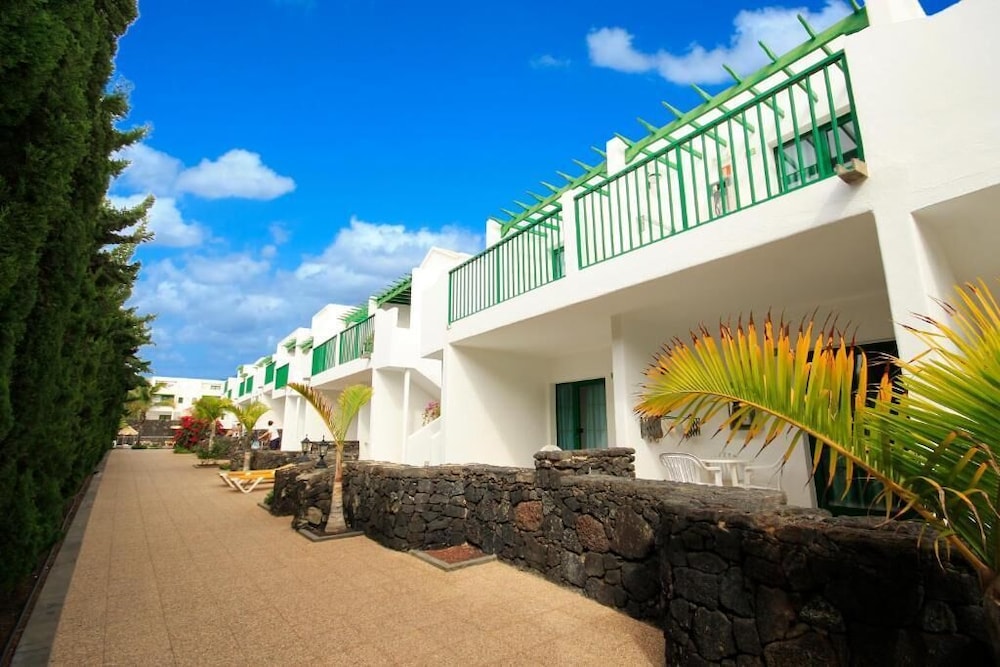 Apartamentos Acuario Sol — Hotel building in Puerto del Carmen, Canary Islands