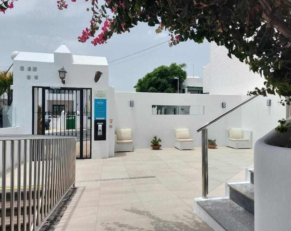 Apartamentos Acuario Sol — Hotel building in Puerto del Carmen, Canary Islands