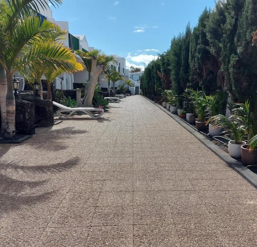 Apartamentos Acuario Sol — Hotel building in Puerto del Carmen, Canary Islands