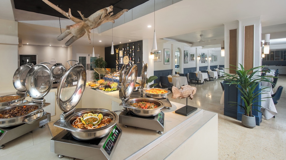 Deja Resort All Inclusive — Restaurant & bars in Montego Bay