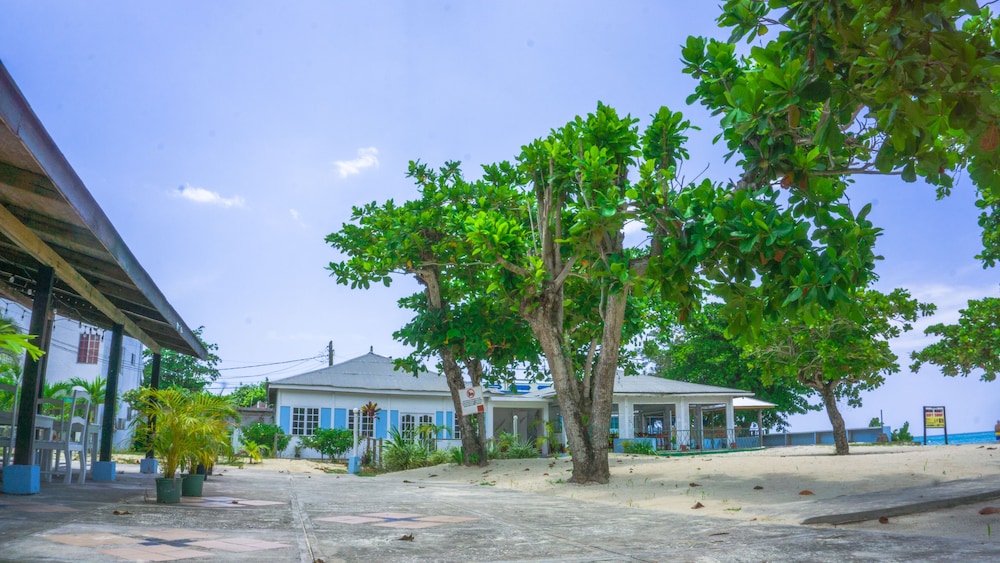 Negril Beach Club — Hotel building in Negril