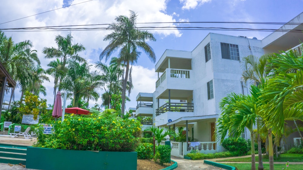 Negril Beach Club — Hotel building in Negril
