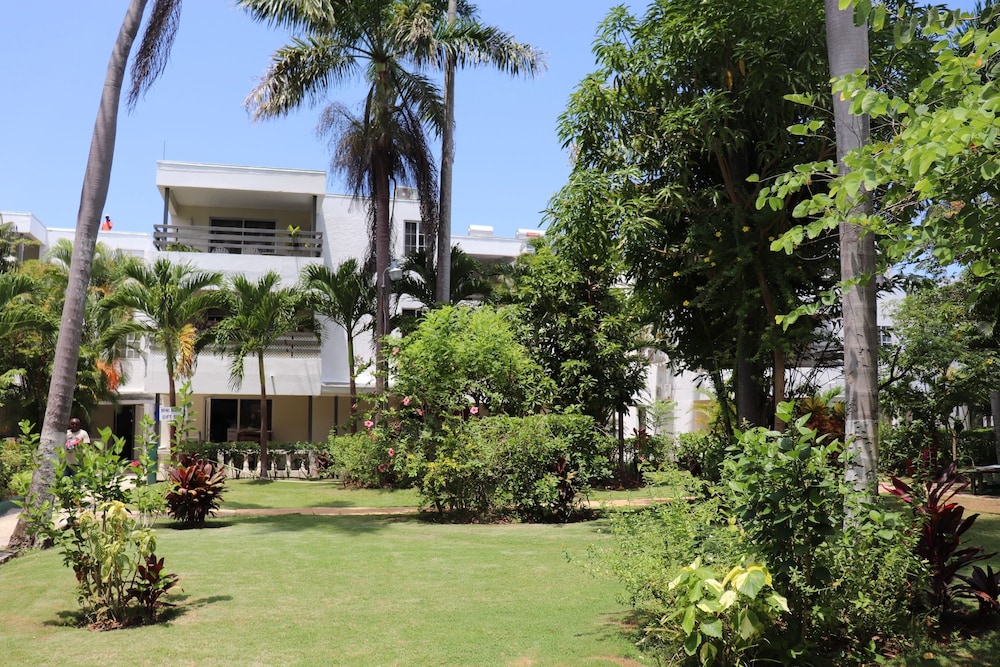 Negril Beach Club — Hotel building in Negril